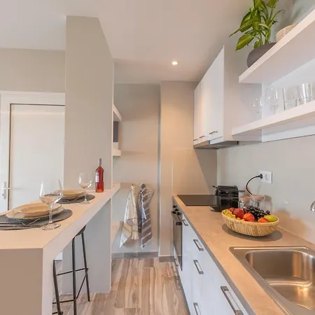 Valtes Luxurious Mpoukaris